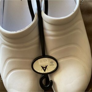 White nurse shoes NWT white size 14. Men’s shoe.